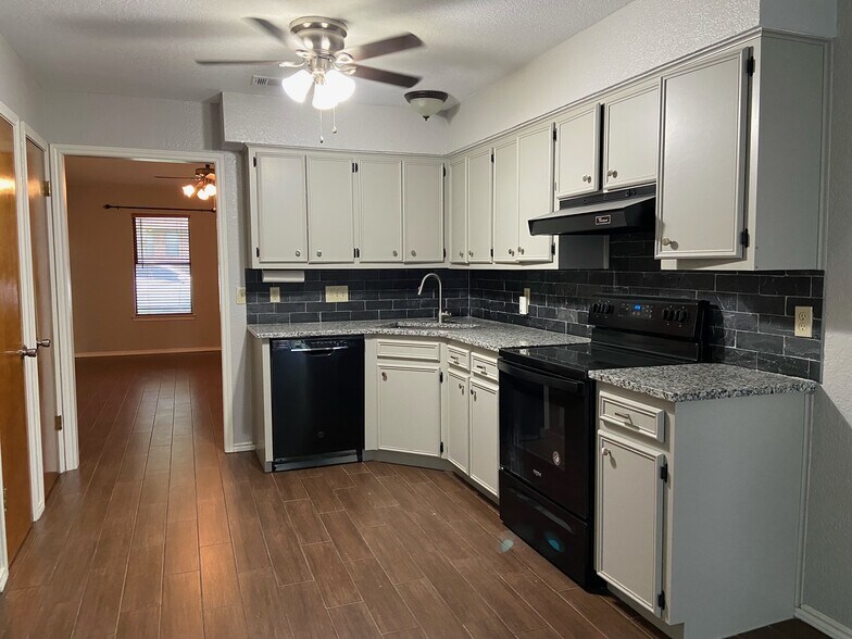 Building Photo - 702 Blackwell Ave