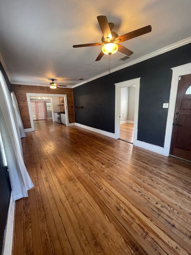 Building Photo - Woodlawn Gem!!