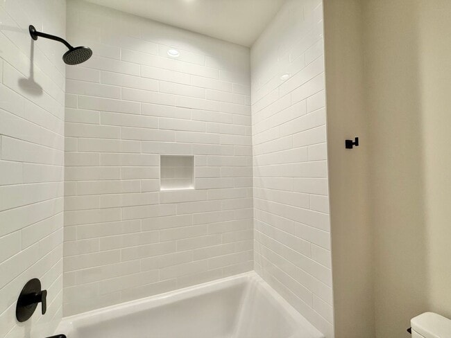 Building Photo - **OFFERING RENT PROMOTION FOR FIRST 6 MONT...