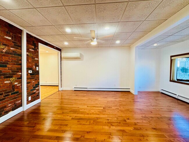 Building Photo - 16 W 51st St