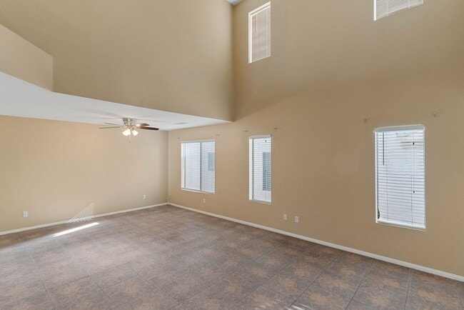 Building Photo - Beautiful 4 Bed 2.5 Bath Vaulted Ceilings,...