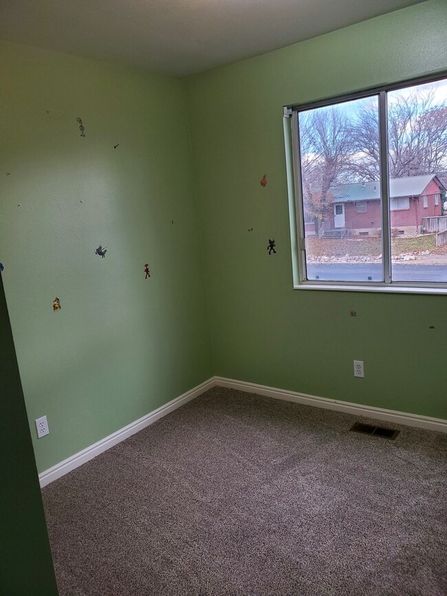 Building Photo - 285 N 400 E