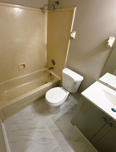 Building Photo - 2250 Lake Hill Ct