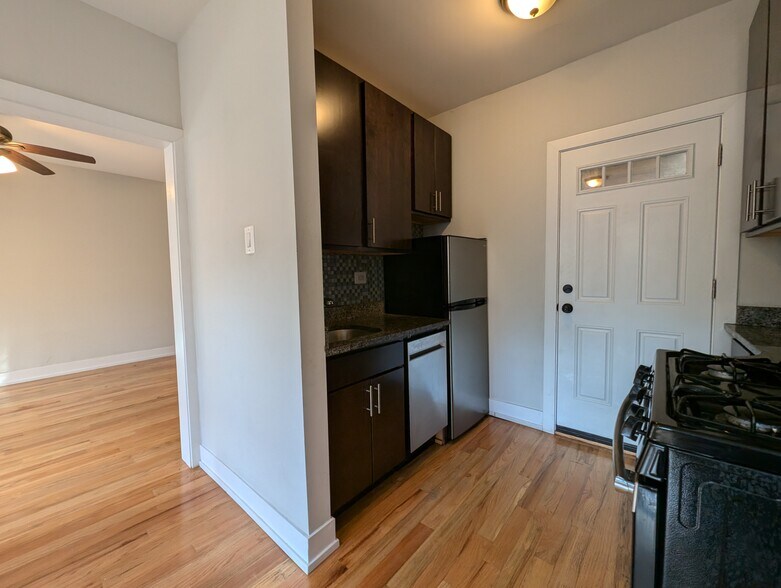 Building Photo - 628 W Cornelia Ave