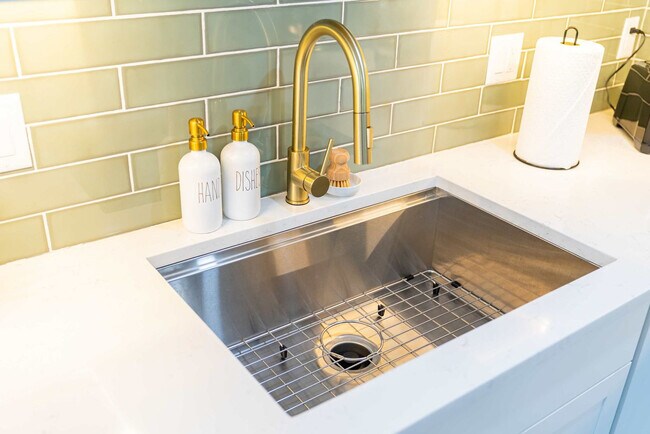 Building Photo - 42 White St Pl