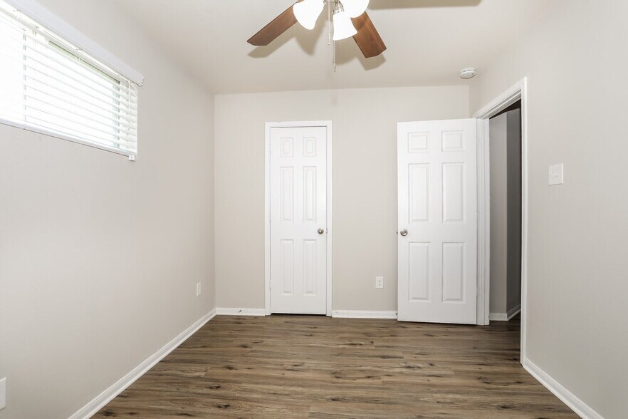 Building Photo - 16738 N Gull Dr