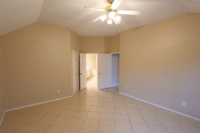 Building Photo - 15503 Clear Valley Dr