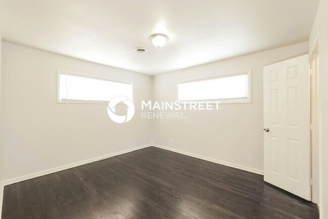 Building Photo - 4 Bedroom Pet-Friendly Home in Grandview, ...
