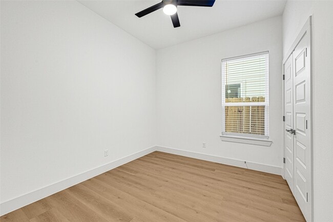 Building Photo - 327 Tite St
