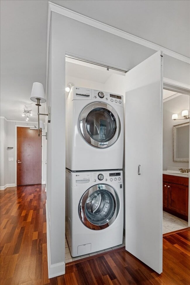 Building Photo - 201 N Westshore Dr