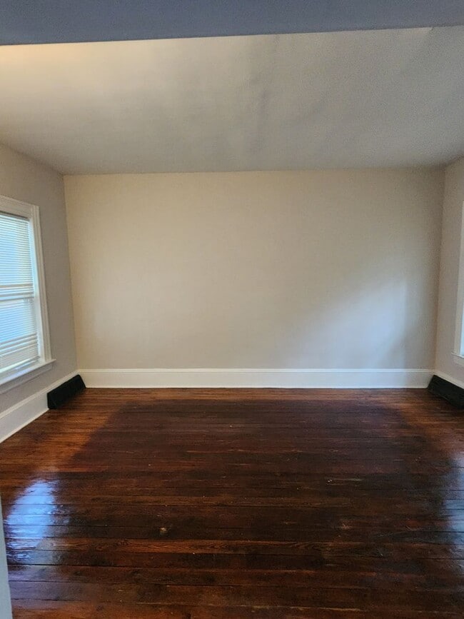 Building Photo - Renovated Private Home
