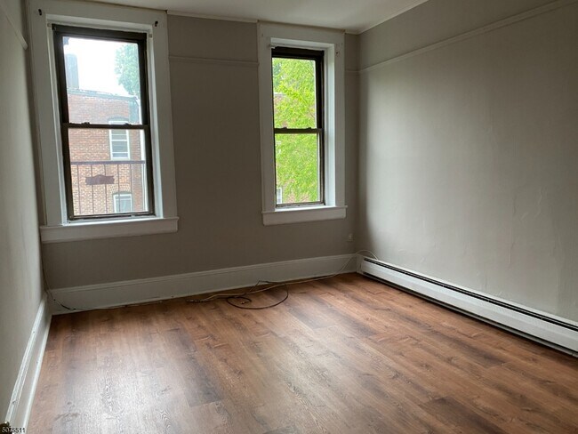 Building Photo - 100 Bloomfield Ave