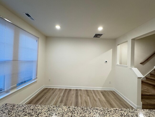 Building Photo - Come see this lovely townhome in a desirab...