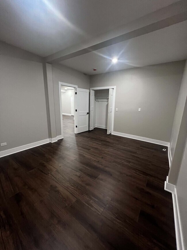 Building Photo - 6042 N Avondale Ave