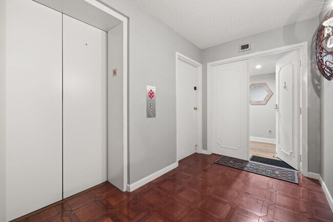Building Photo - 3301 Bayshore Blvd