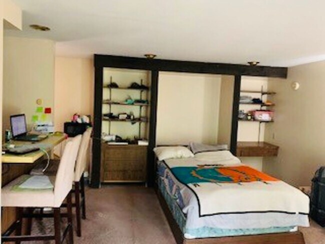 Building Photo - 2026 Summit St