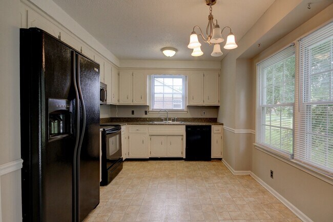 Building Photo - Charming Home With Spacious Living Room and Eat In Kitchen