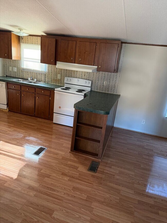 Building Photo - 3 bed 2 bath includes garden tub, patio, fireplace.