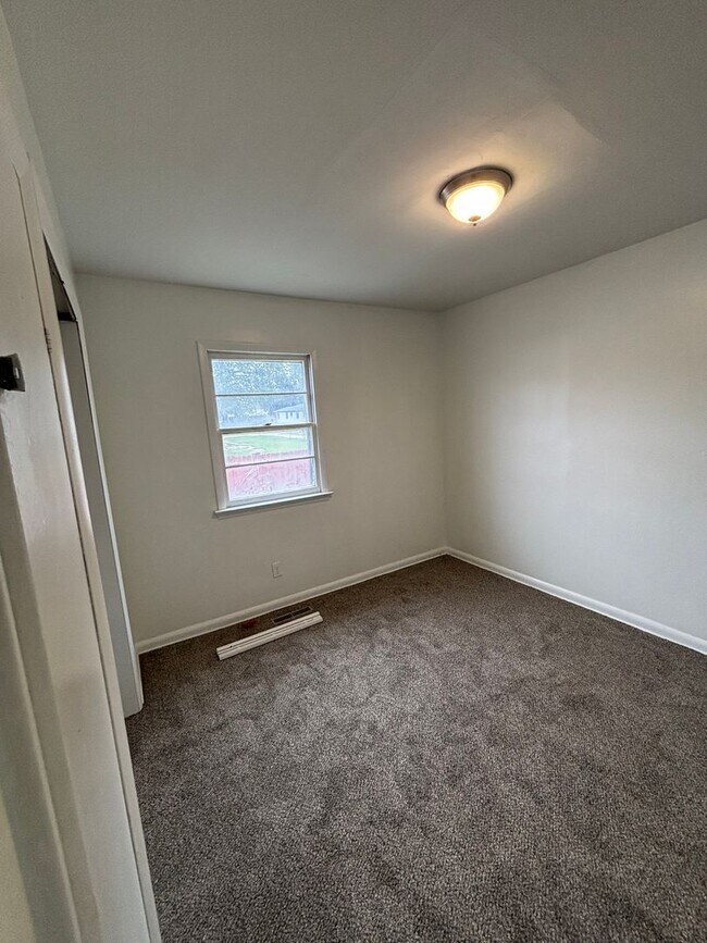 Building Photo - Spacious 3 Bedroom Home in South Council B...