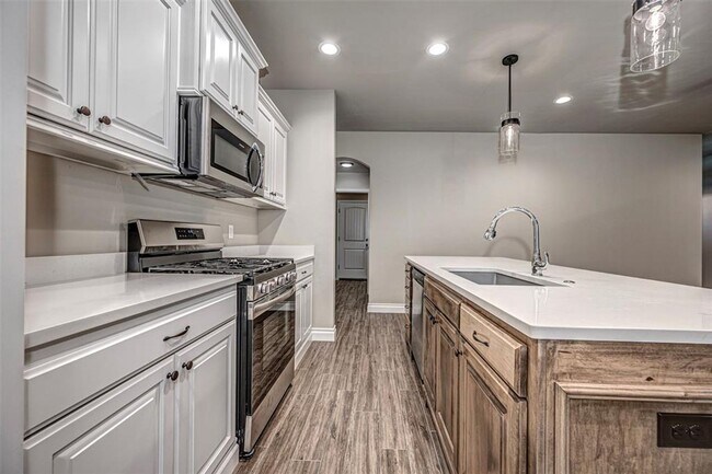 Building Photo - Beautiful 4 bedroom in Yukon