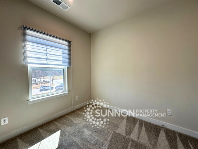 Building Photo - Spacious 3-Bedroom Townhome in a Prime Loc...