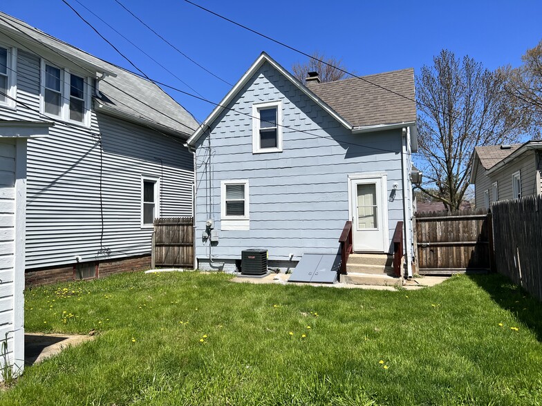 Building Photo - 811 Hagerer St