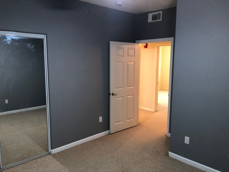 Bedroom #1 With mirror slider closet - 10001 Woodcreek Oaks Blvd