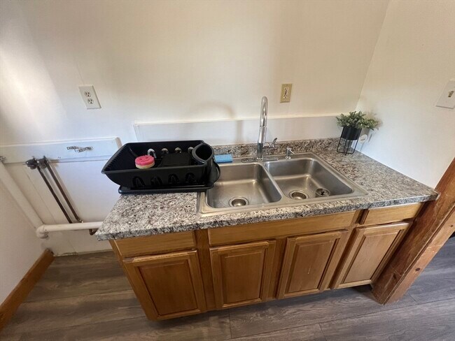 Building Photo - 27 Chestnut St