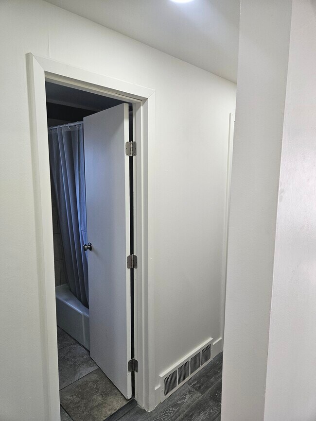 Building Photo - Roy Duplex