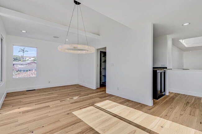 Building Photo - Beautifully Remodeled, 4BR4.5BA Hill Section Home w/ Amazing Panoramic Ocean Views, 3 Decks, Atri...