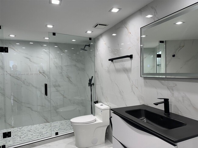 Building Photo - 3500 Mystic Pointe Dr