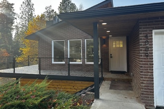 Building Photo - 4069 N Maple Leaf Rd