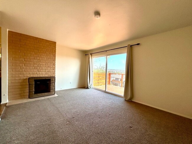 Building Photo - Stunning 3 Bed/3.5 Bath with Panoramic Views!
