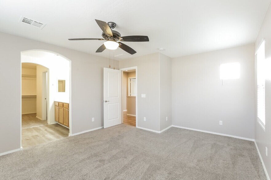 Building Photo - 5804 S 10th Dr