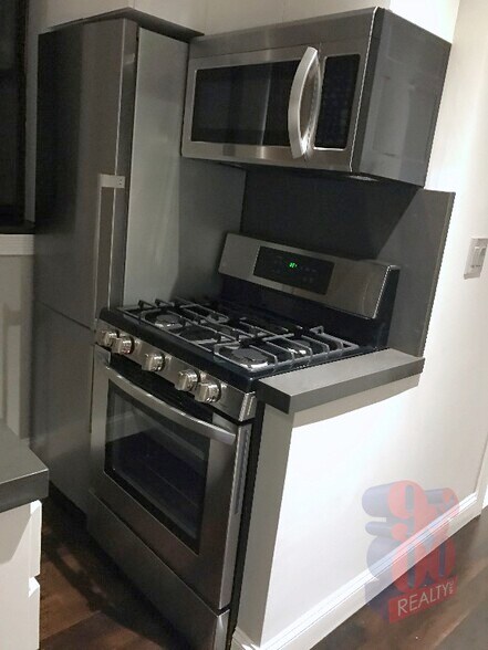 Building Photo - 246 Mott St