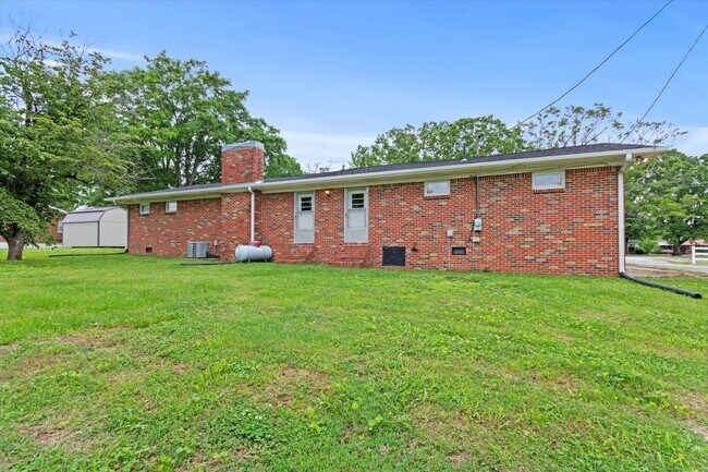 Building Photo - Charming Full Brick Home in Peaceful Count...