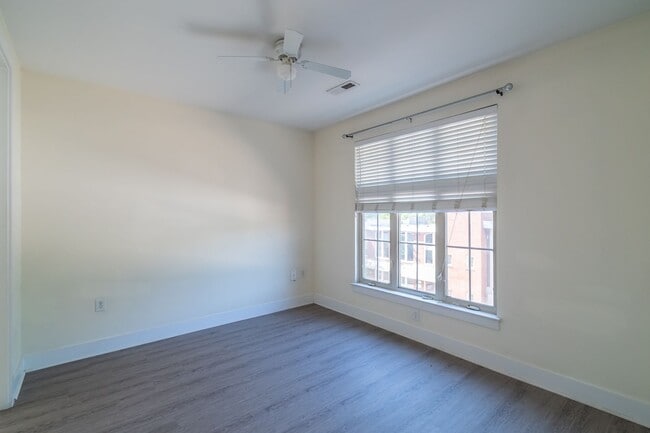 Building Photo - Wonderful 2bd/2bth uptown condo! lots of space in a beautiful building