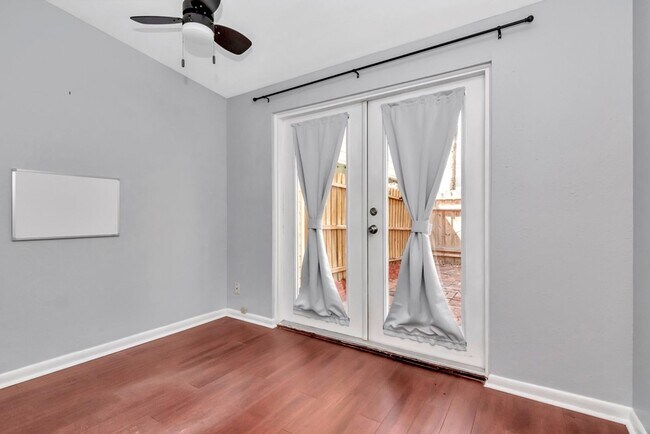 Building Photo - South Tampa 2 Bedroom w/ Office 2 Bathroom Townhome