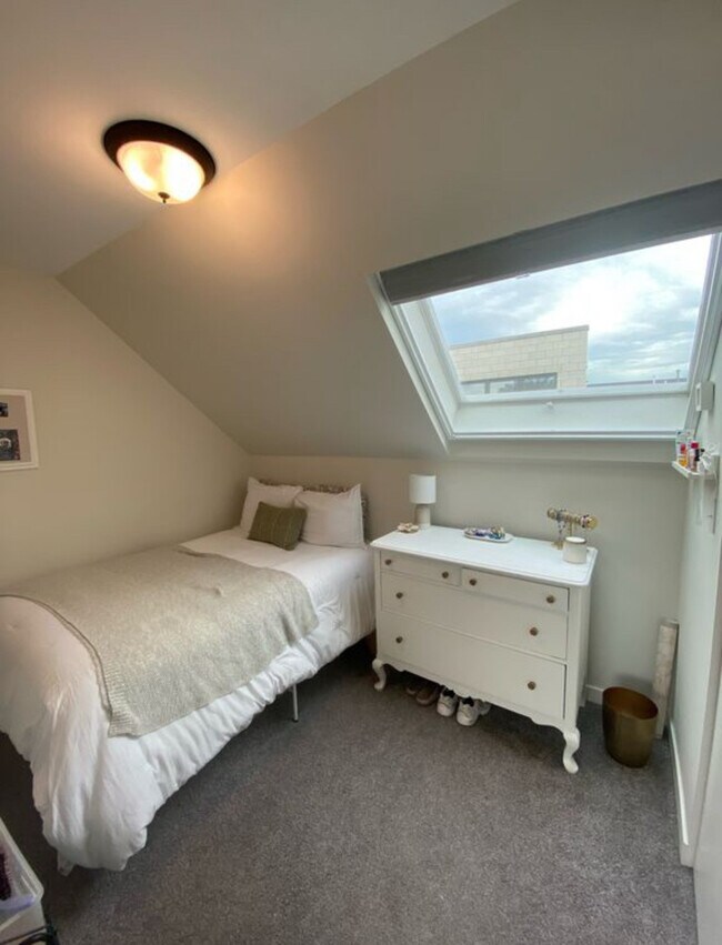 Building Photo - 1644 N Hermitage Ave