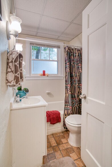 downstairs bath - 1000b Grandview Dr