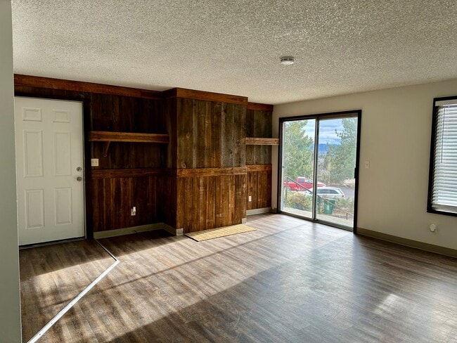 Building Photo - Spacious 3bdrm, 1bath Apt in Moyina Heights