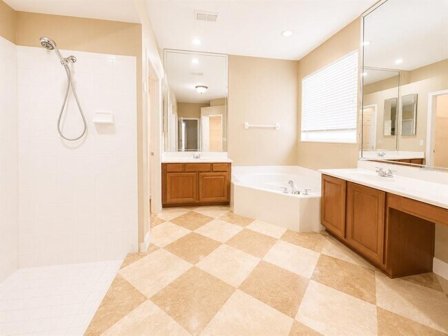 Building Photo - 8650 Tara Oaks Ct