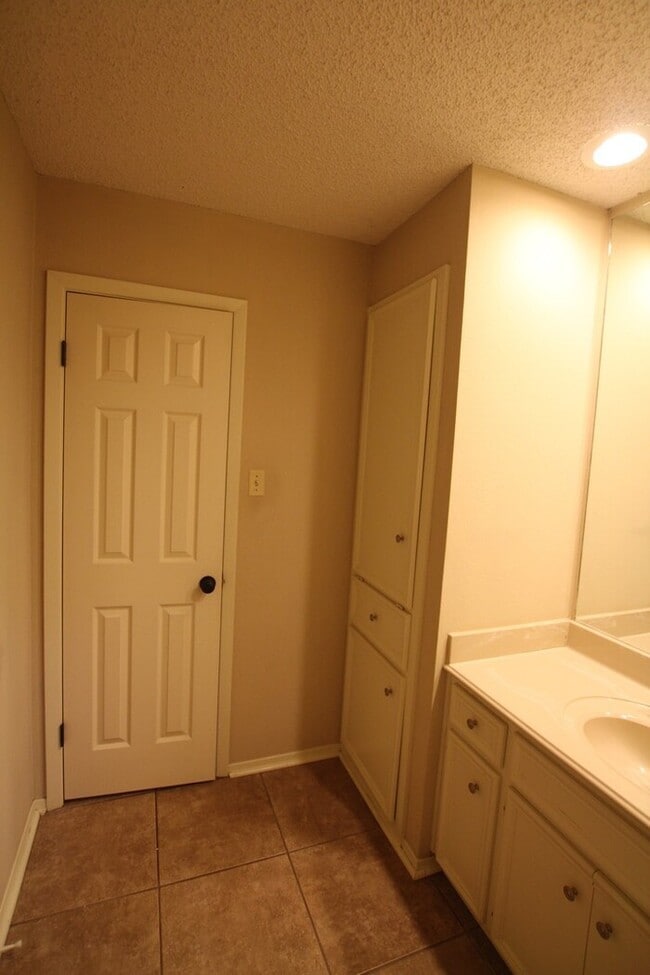 Building Photo - 3-bedroom, 2-bathroom gem!