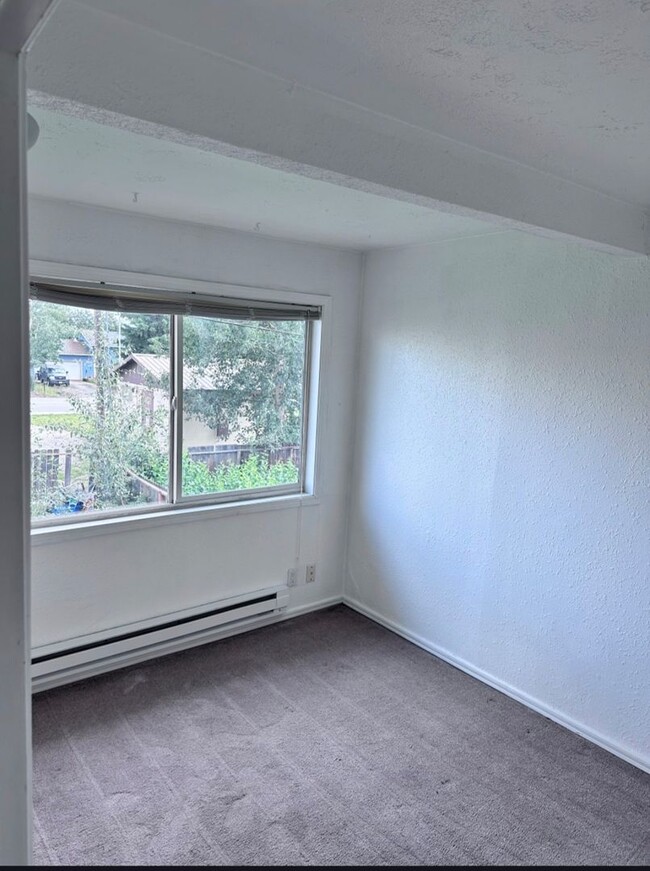 Building Photo - Centrally Located, 2 bed, 1 bath avalible