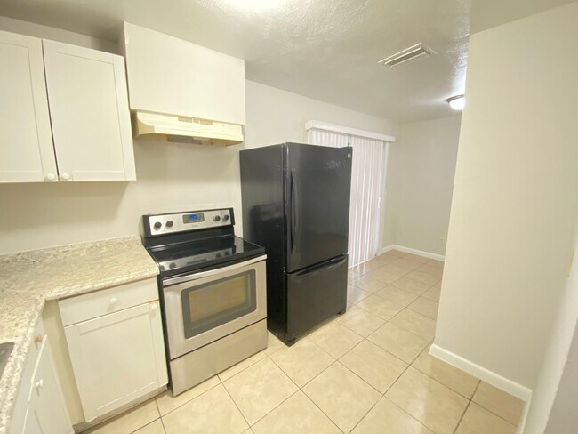 Building Photo - 601 Encino Way