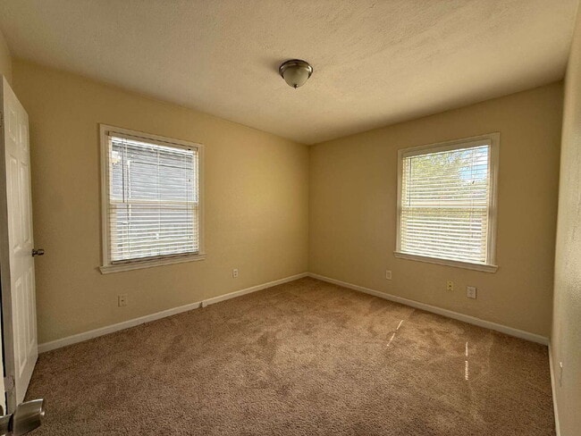 Building Photo - Move-in Ready 2 bed 1 bath home in Sacramento