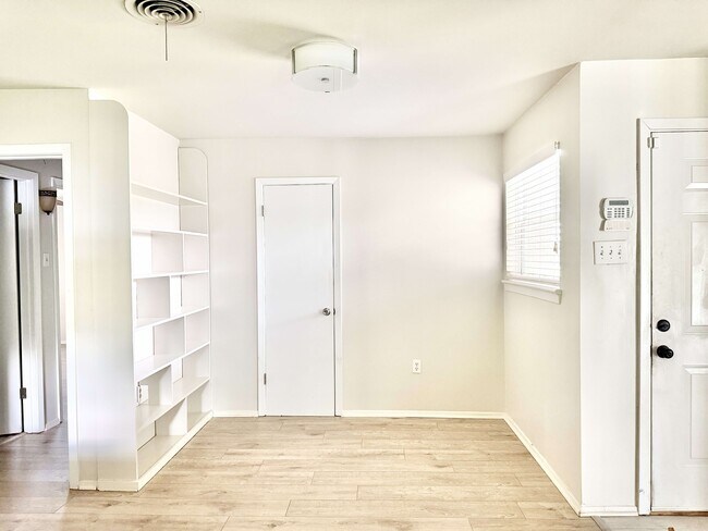 Building Photo - 6967 Menlo Dr
