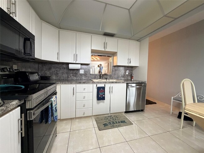 Building Photo - 2304 Lucaya Ln