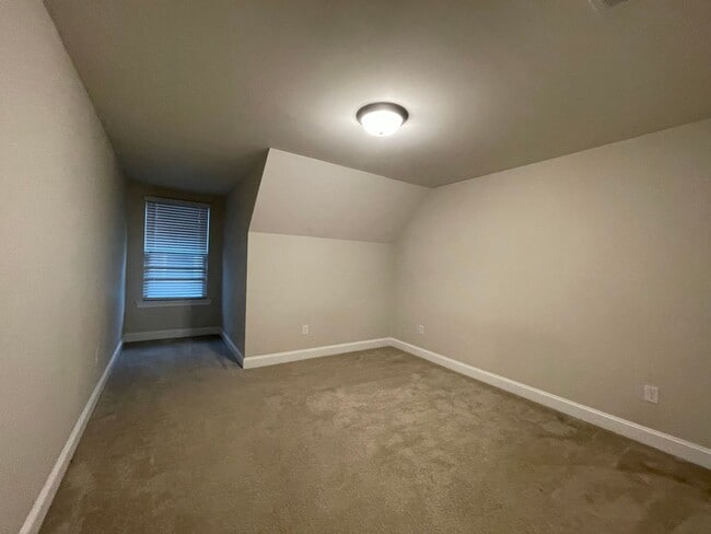 Building Photo - 4 Bedroom House Near LSU