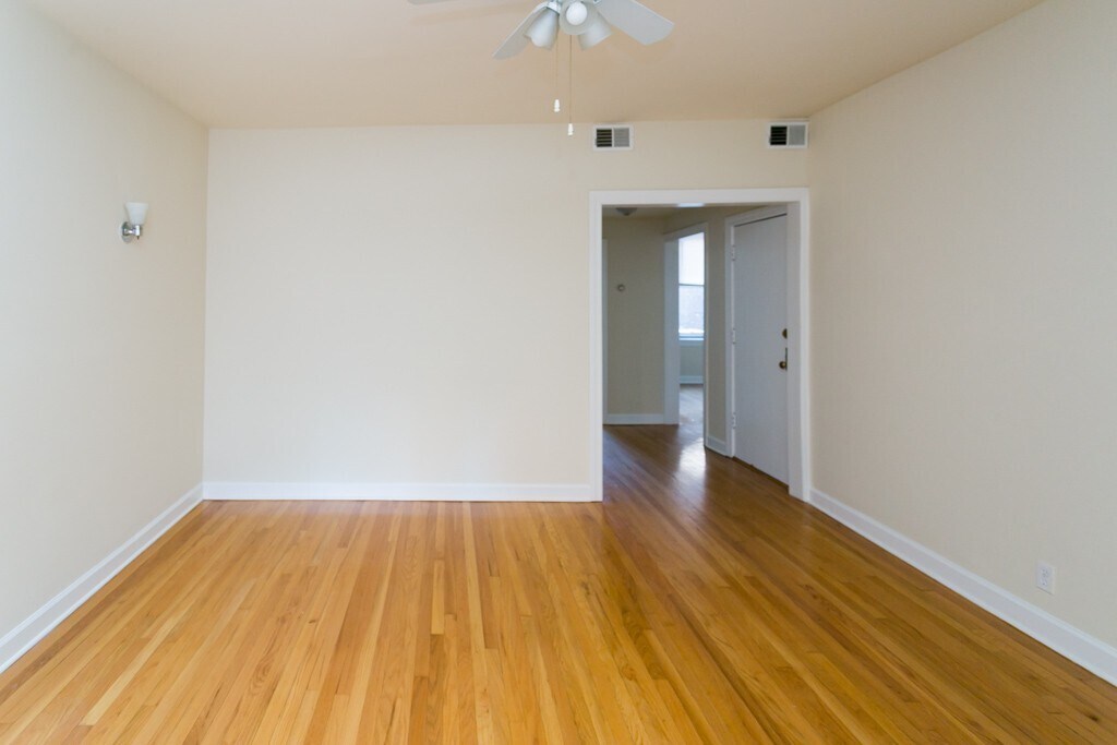 Building Photo - 559 W Aldine Ave